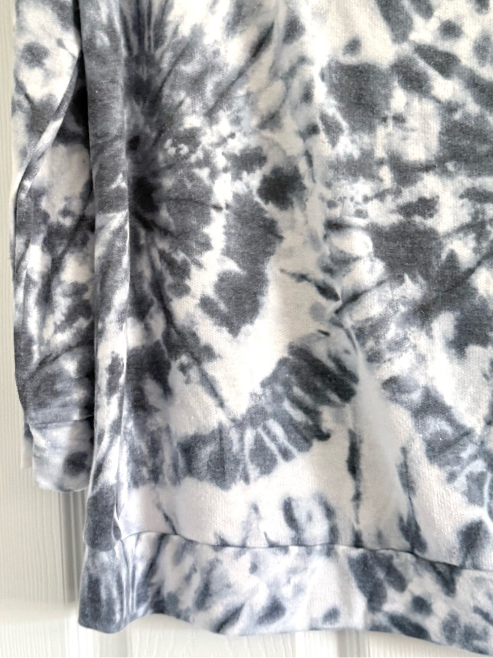 🌻 BiBi Tie-Dye Terry Pullover in Blue and White - Picture 5 of 6